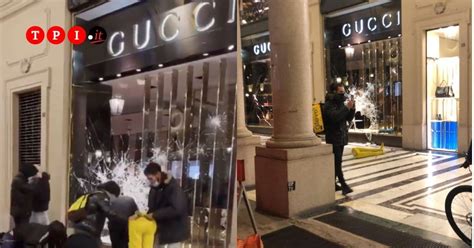 video saccheggio gucci torino|Torino, negozio Gucci saccheggiato dai manifestanti .